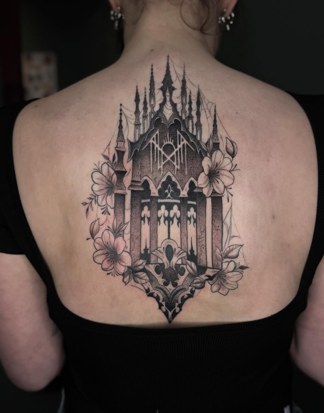 Verliefd op deze rug tattoo voor @shann.jpg 💕
Wil je ook iets in deze stijl? Stuur me een dm! 
#sleeptokentattoo #sleeptoken #fy #fyp #tattoos